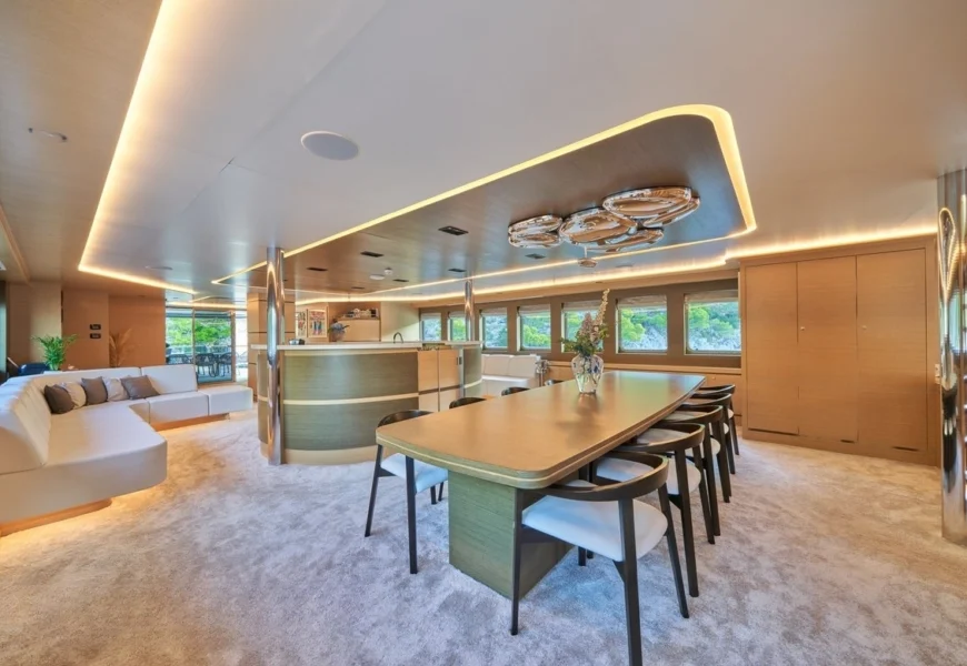 An image of Omnia yacht