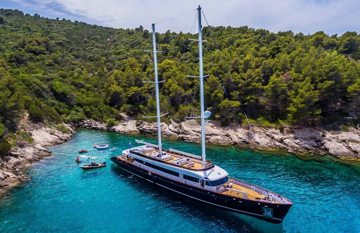 An image of Clase Azul yacht