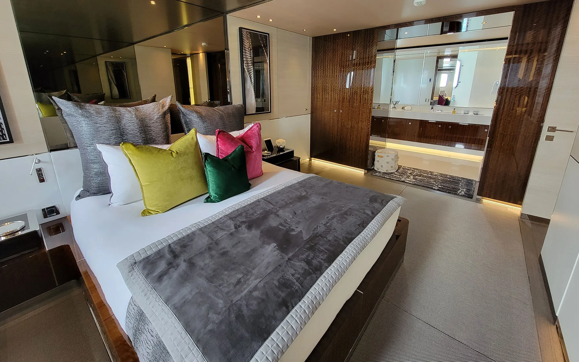 An image of Knight yacht