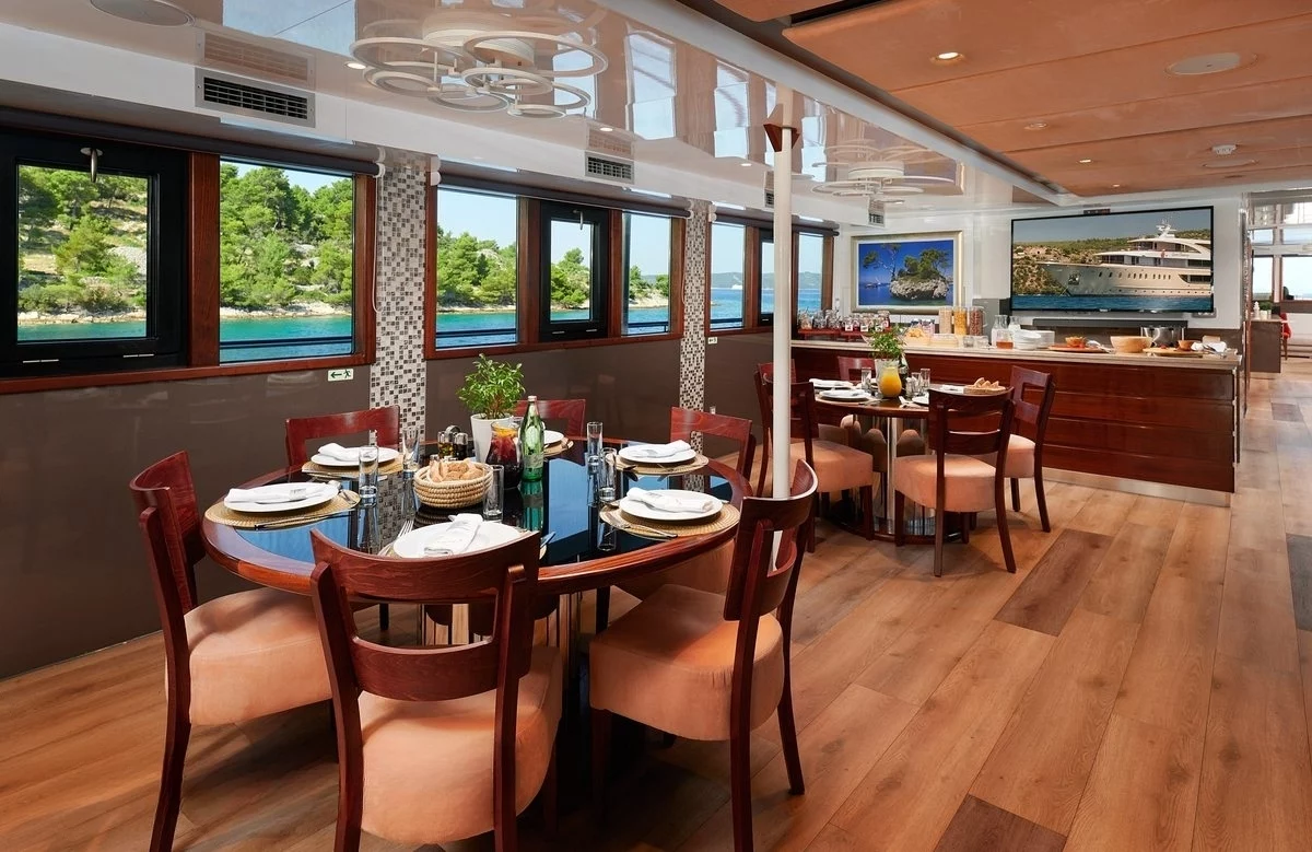 An image of Queen Eleganza yacht
