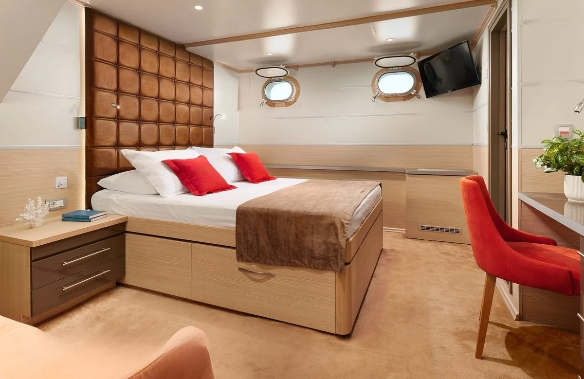 An image of Queen Eleganza yacht
