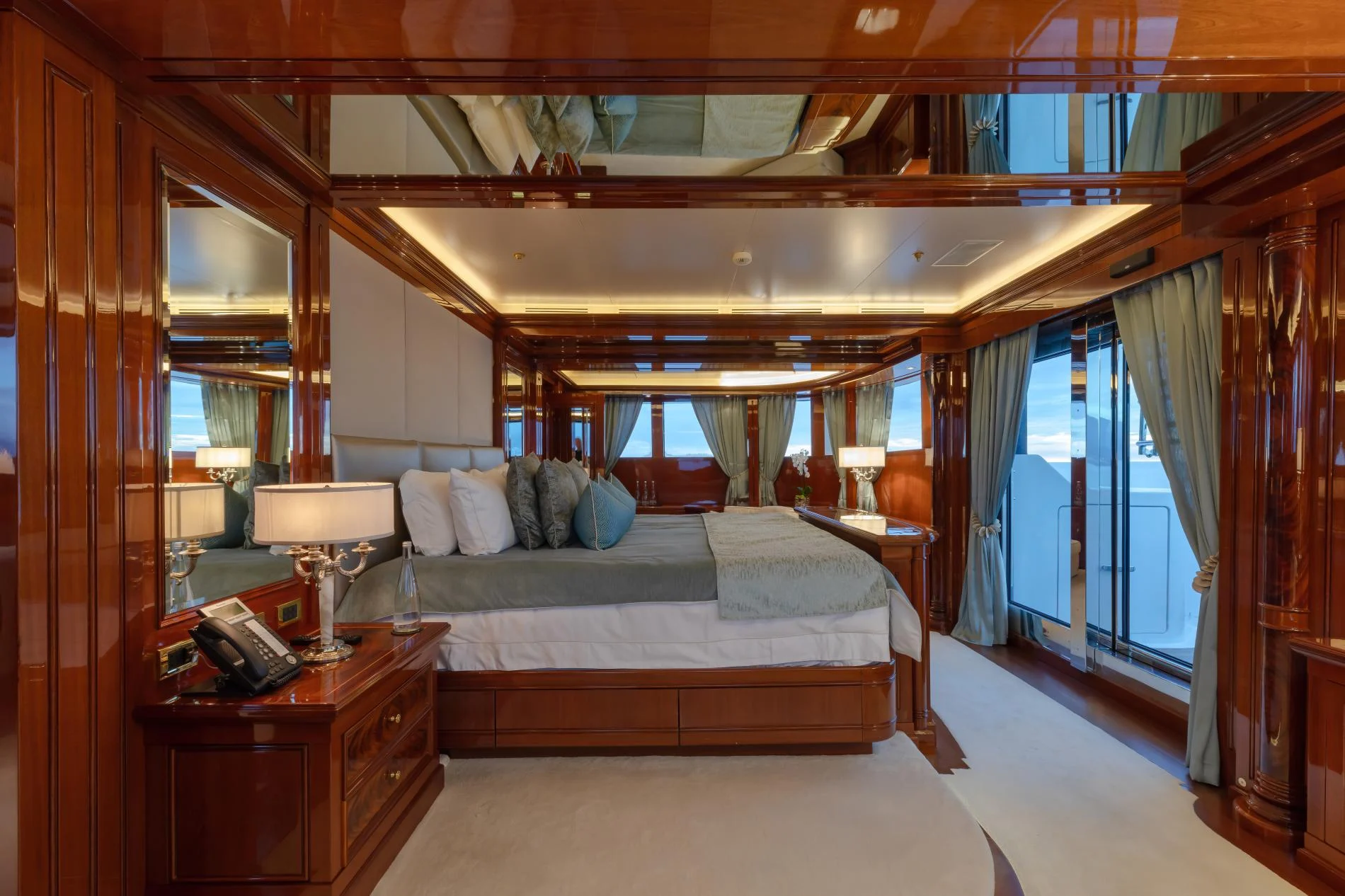 An image of Joia The Crown Jewel yacht