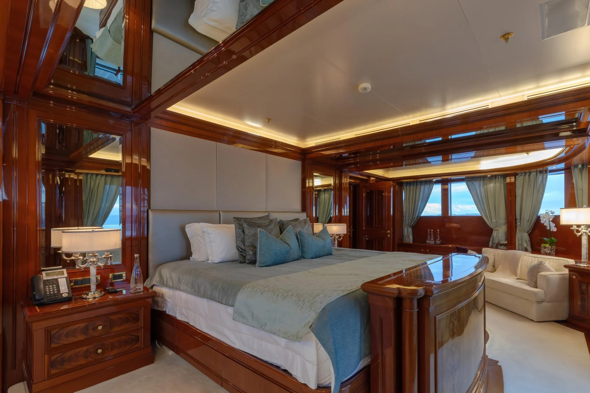 An image of Joia The Crown Jewel yacht