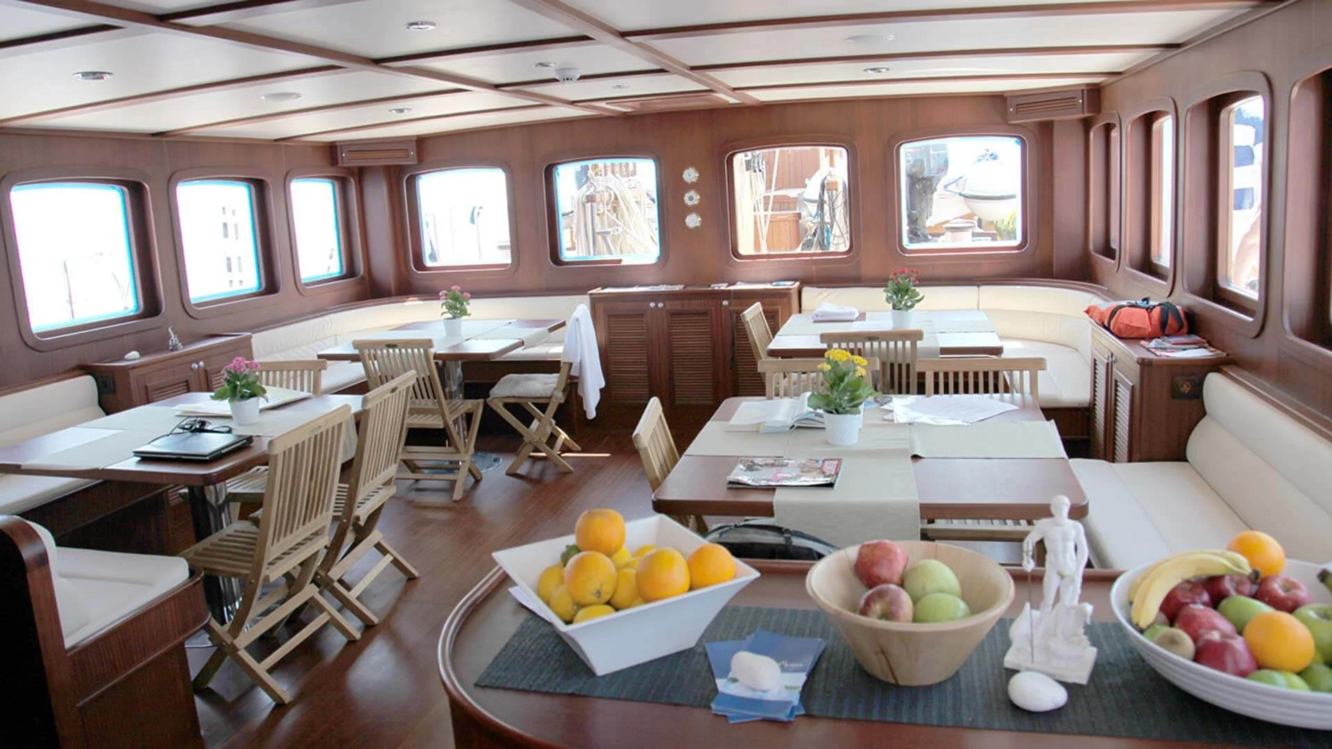 An image of Chronos yacht