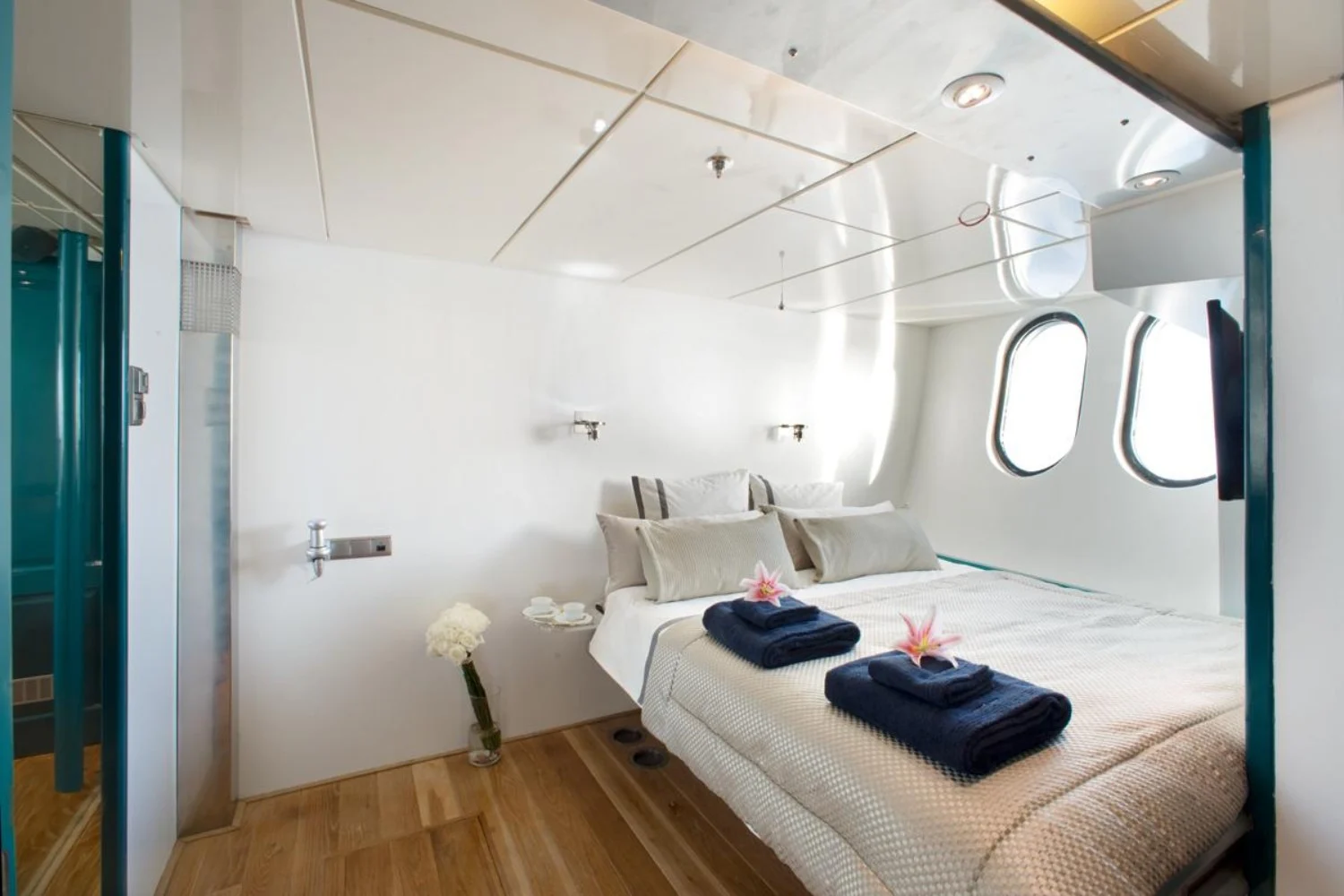 An image of Dwinger yacht