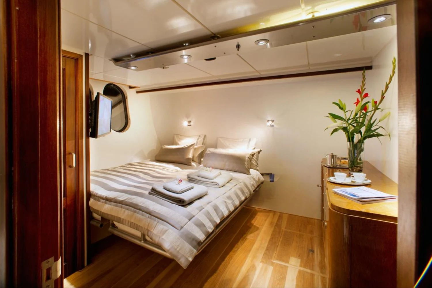 An image of Dwinger yacht