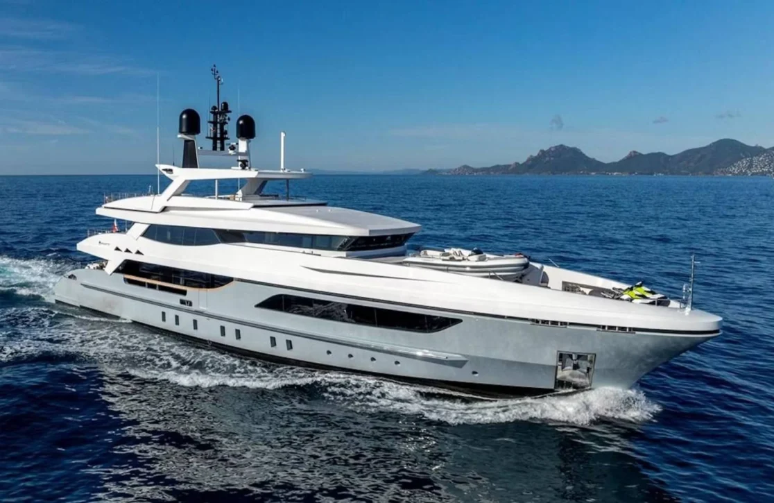 An image of Medially yacht