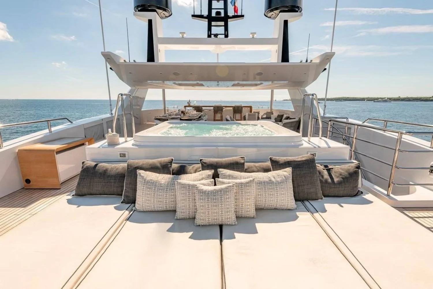 An image of Medially yacht